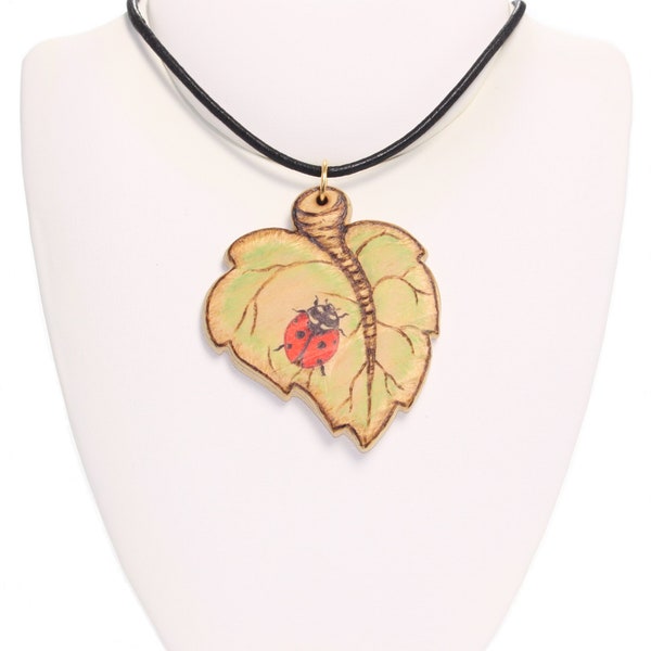 Collier Pendentif Coccinelle Feuille pyrogravure bois Bijou artisanal