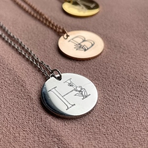 Letter Round Engraved Necklace - Regalo Colgante De Círculo Floral Personalizado - Collar Colgante de Grabado Personalizado
