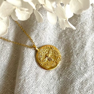 Bee Lover&#39;s Pendant Necklace - Elegant Minimalist Gold Silver Rose Gold Jewellery - Custom Engraving Pendant Necklace