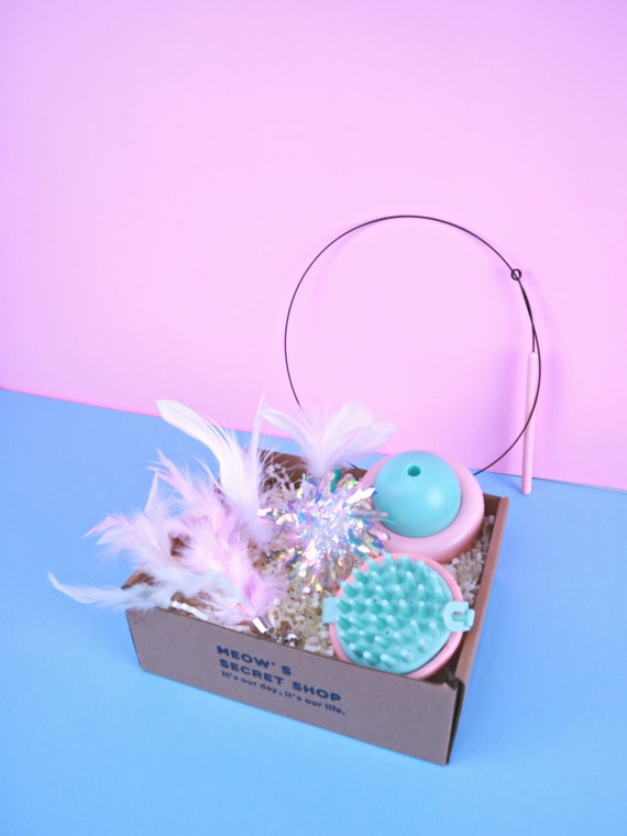 Cat Feather Teaser with Suction Base and Refills, Pet Grooming Massage Brush, Cat Wand Fishing Pole, Cat Lover Gift, Cat Interactive Toy