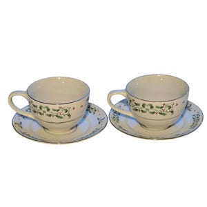 VTG Gibson Pair 2 Cups 2 Saucers Christmas Design 4" Cup 5" Saucer Holiday Ware