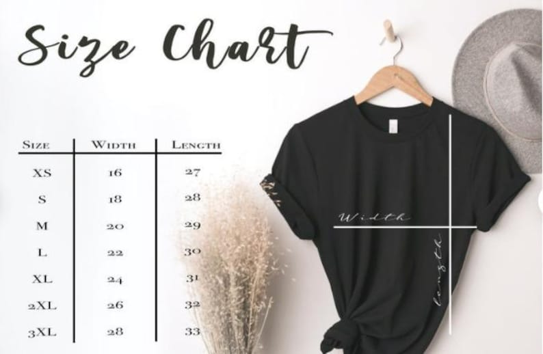 Może przedstawiać: Czarny t-shirt na drewnianym wieszaku z tabelą rozmiar&oacute;w zawierającą tekst Size Chart, Size, Width i Length. Tabela przedstawia wymiary w calach dla rozmiar&oacute;w od XS do 3XL, od 16 do 28 cali szerokości oraz od 27 do 33 cali długości.