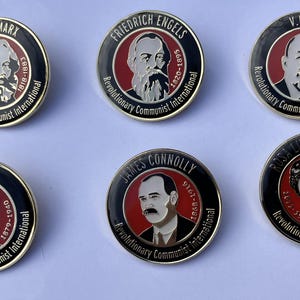 Pode incluir: Conjunto de seis pins redondos com retratos de figuras históricas como Karl Marx e V.I. Lenine. Cada pin tem uma borda preta, um círculo interno vermelho e o texto "Revolutionary Communist International".