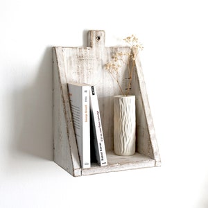 Liten rustik vägghylla i trä, minimalistisk vit hylla för växter och böcker, wabi-sabi-stil, handgjord dekorativ hylla