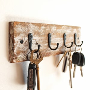 Witte houten muursleutelhouder, rustieke muursleutelhanger, minimalistische sleutelopslag, haken voor sleutels en sieraden, wabi-sabi decor afbeelding 3