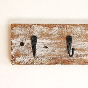 Witte houten muursleutelhouder, rustieke muursleutelhanger, minimalistische sleutelopslag, haken voor sleutels en sieraden, wabi-sabi decor afbeelding 6