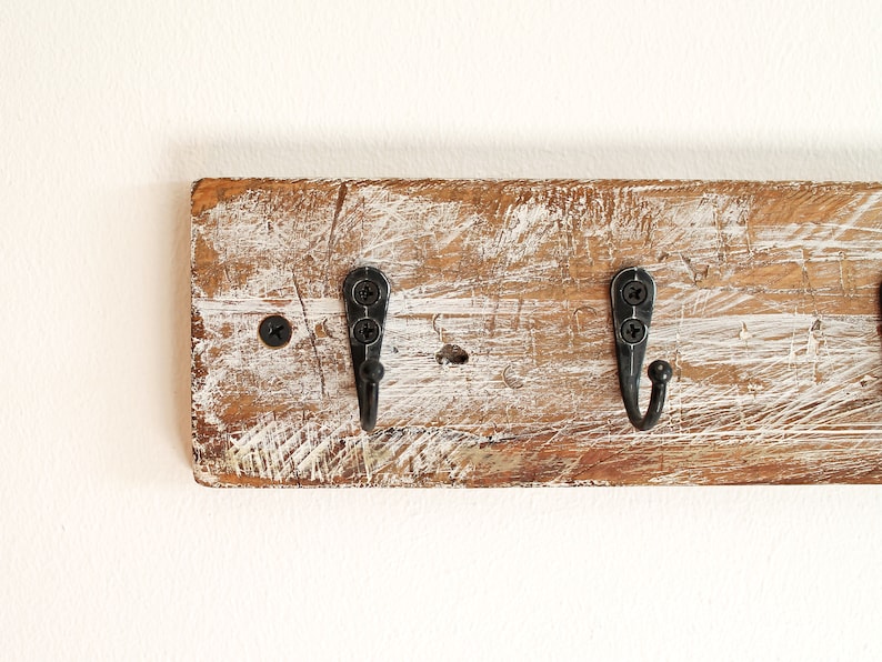 Witte houten muursleutelhouder, rustieke muursleutelhanger, minimalistische sleutelopslag, haken voor sleutels en sieraden, wabi-sabi decor afbeelding 6