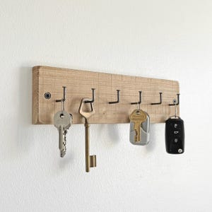 Accroche clés mural en bois brut naturel, rustique et minimaliste, wabi-sabi, rangement mural avec crochets pour clés, bijoux ou sac à main