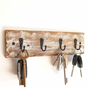 Witte houten muursleutelhouder, rustieke muursleutelhanger, minimalistische sleutelopslag, haken voor sleutels en sieraden, wabi-sabi decor afbeelding 1