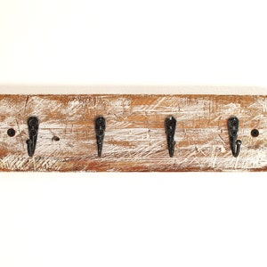 Witte houten muursleutelhouder, rustieke muursleutelhanger, minimalistische sleutelopslag, haken voor sleutels en sieraden, wabi-sabi decor afbeelding 5