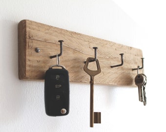 Wall key hanger in raw wood, rustic flea market, wabi-sabi, wall storage with 4 hooks for keys, jewelry or handbag