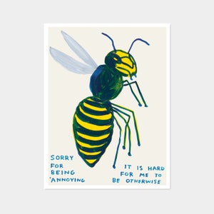 Könnte beinhalten: Eine gelbe und schwarze Wespe mit blauen Flügeln ist auf weißem Hintergrund gezeichnet. Die Wespe ist im Cartoon-Stil gezeichnet. Der Text "Sorry for being 'annoying' It is hard for me to be otherwise" steht unter der Wespe.