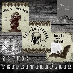 Könnte beinhalten: Drei Etiketten im Vintage-Stil mit gotischen Designs. Das erste Etikett zeigt eine Frau mit einem Federhut und dem Text "Elixier der ewigen Jugend". Das zweite Etikett zeigt einen Totenkopf mit Knochenkreuz und dem Text "Erbchaftstrunk". Das dritte Etikett zeigt eine Fledermaus und den Text "Trank der Nachtsicht". Die Etiketten sind auf einem strukturierten Papierhintergrund gedruckt.