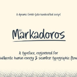Può includere: Un design grafico con la parola "Markadoros" in un carattere blu scuro, in stile scritto a mano. Il testo è sottolineato con una linea orizzontale. Il testo aggiuntivo descrive il carattere come una sceneggiatura dinamica greco-latina artigianale e un carattere progettato per l'energia umana autentica.