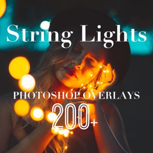 Op de afbeelding: Een vrouw met lang blond haar houdt een string met warme witte lampjes voor haar gezicht. De lampjes creëren een zachte gloed rond haar gezicht. De tekst "String Lights" en "PHOTOSHOP OVERLAYS 200+ " is zichtbaar in de afbeelding.
