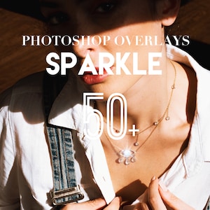 Puede incluir: Una mujer con una camisa blanca y un mono vaquero con un collar de oro con un gran colgante de ojo y pequeños detalles de diamantes. El texto "PHOTOSHOP OVERLAYS SPARKLE 50+ " está superpuesto en la imagen.