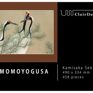 Op de afbeelding: Een puzzel met een Japanse schildering van drie witte kraanvogels met rode koppen en zwarte vleugels die in een dennenboom zitten. De puzzel is getiteld "Momoyogusa" en is van Kamisakka Sekka. Het is 490 x 334 mm groot en heeft 458 stukjes.