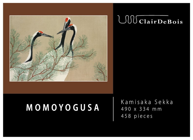 Op de afbeelding: Een puzzel met een Japanse schildering van drie witte kraanvogels met rode koppen en zwarte vleugels die in een dennenboom zitten. De puzzel is getiteld "Momoyogusa" en is van Kamisakka Sekka. Het is 490 x 334 mm groot en heeft 458 stukjes.