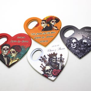 Bomboniera personalizzata per matrimonio con scheletro - Apribottiglie magnetico a forma di cuore con teschio gotico - Ricordo di matrimonio personalizzato unico con sacchetto regalo e carta Kraft