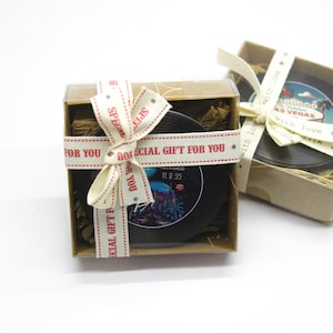 Apribottiglie magnetico in vinile retrò per bomboniere di nozze di Las Vegas, invito personalizzato con disco, regalo personalizzato, ricordo in scatola di carta kraft, souvenir per feste