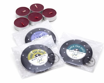 Apribottiglie magnetico personalizzato a forma di disco in vinile retrò, ideale come bomboniera per annunciare la data del matrimonio.