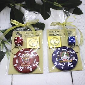 Recuerdos de boda personalizados del casino de Las Vegas: imanes abrebotellas personalizados de 7,5 cm (2,95"), recuerdos para fiestas con temática de fichas de Las Vegas y bolsas de regalo gratis.