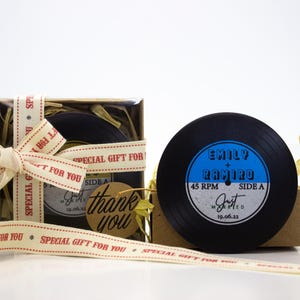 Apribottiglie magnetico rotondo in metallo da 2,95'', a tema vinile retrò, invito di nozze, magnete personalizzabile, scatola in carta kraft, corda naturale e rafia