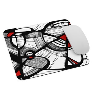 Könnte beinhalten: Eine weiße Maus und ein rechteckiges Mauspad mit einem abstrakten schwarz-weißen Design und roten Akzenten. Das Mauspad weist ein komplexes Muster aus Linien, Formen und Texturen auf.