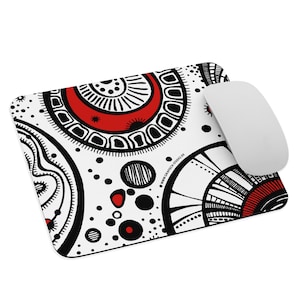 Könnte beinhalten: Weißes Mauspad mit einem abstrakten Design in Schwarz und Rot. Das Design zeigt kreisförmige und halbkreisförmige Formen mit komplizierten Mustern. Eine weiße Computermaus liegt auf dem Pad. Das Mauspad hat den Text "www.grafisch-studio.de".
