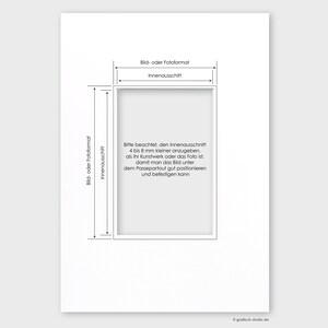 May include: Diagram showing how to measure the inside dimensions of a frame or mat opening. The text reads: "Bild- oder Fotoformat" (Image or photo format) and "Innenausschitt" (Inside cut). The text also reads: "Bitte beachtet, den Innenausschnitt 4 bis 8 mm kleiner anzugeben, als ihr Kunstwerk oder das Foto ist. damit man das Bild unter dem Passepartout gut positionieren und befestigen kann." (Please note, the inside cut should be 4 to 8 mm smaller than your artwork or photo. This allows you to position the image well under the mat and secure it).