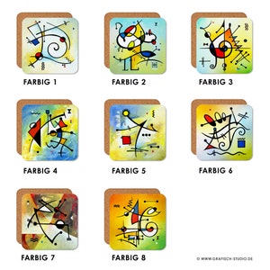 Puede incluir: Juego de ocho posavasos cuadrados con diseños de arte abstracto. Cada posavasos presenta una composición colorida única de líneas, formas y formas. Los posavasos están etiquetados como "FARBIG" seguido de un número. El sitio web www.grafisch-studio.de es visible.
