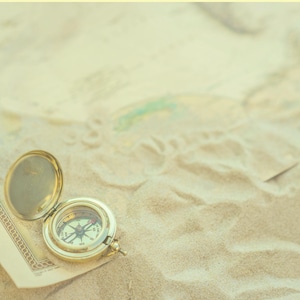 Op de afbeelding: Een gouden kompas op een kaart ligt op zand, met de tekst "Purpose Pathfinding - 7-Day Guided Workbook." De slogan van het werkboek is "Discover Your Why. Align Your Life. Live with Intention." De afbeelding bevat ook een "Download & Printable" afbeelding.