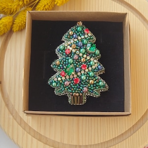ビーズ刺繍のクリスマスツリーブローチ、手作りのクリスタルビーズドレスブローチピンアクセサリー、母の日、彼女への誕生日プレゼント