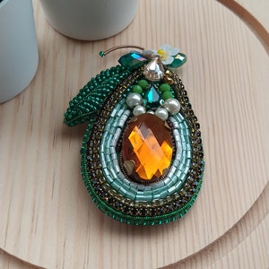 Broche de aguacate bordado con cuentas hecho a mano: accesorio de cristal para vestido