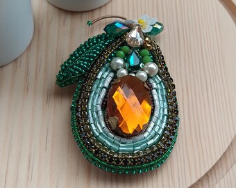 Broche de abacate bordado à mão com miçangas: acessório de vestido com cristais