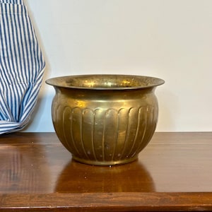 Large Brass Planter Vase, Vintage Tall Brass Spittoon, Brass Round Bowl, Made in England, Farmhouse Brass Decor, MCM Brass Table Vase Decor