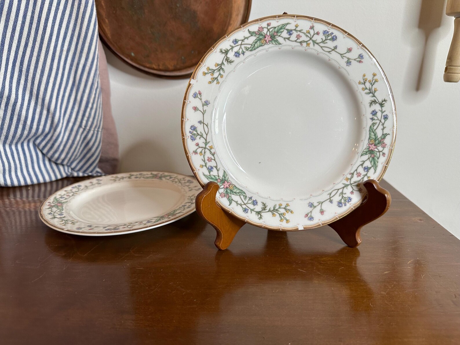 Ensemble de quatre assiettes à poisson. ensemble d'assiettes de poisson français vintage