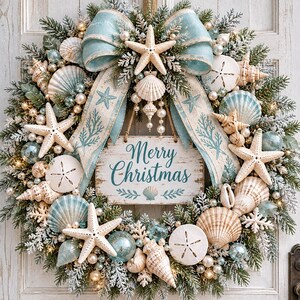 Puede incluir: Una corona navide&ntilde;a costera con ramas de pino verdes cubiertas de nieve artificial, decorada con estrellas de mar blancas, varias conchas, d&oacute;lares de arena y adornos azul claro. Un letrero central de madera dice Merry Christmas.