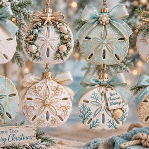 Puede incluir: Una colecci&oacute;n de ocho adornos redondos de d&oacute;lares de arena con decoraciones costeras que incluyen estrellas de mar, conchas, perlas y cintas azul claro. Un adorno muestra el texto Beach Christmas Blessings y un letrero de madera dice Sandy Toes Merry Christmas.