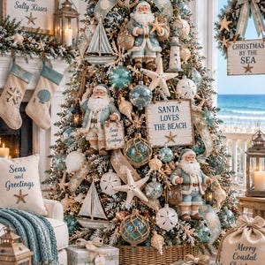 Puede incluir: Un &aacute;rbol de Navidad decorado con tem&aacute;tica costera, con adornos azules y blancos, estrellas de mar, veleros y figuras de Santa Claus con vestimenta azul. El &aacute;rbol est&aacute; adornado con cintas, esferas de vidrio envueltas en redes y letreros de Santa Loves The Beach.
