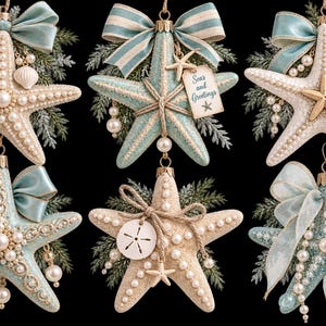 Puede incluir: Seis adornos navide&ntilde;os de tem&aacute;tica costera con estrellas de mar, lazos azul claro y blancos, perlas artificiales y vegetaci&oacute;n. Un adorno incluye una etiqueta con el texto Seas and Greetings. Los dise&ntilde;os incorporan conchas y texturas arenosas.