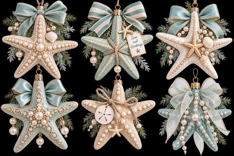 Puede incluir: Seis adornos navide&ntilde;os de tem&aacute;tica costera con estrellas de mar, lazos azul claro y blancos, perlas artificiales y vegetaci&oacute;n. Un adorno incluye una etiqueta con el texto Seas and Greetings. Los dise&ntilde;os incorporan conchas y texturas arenosas.