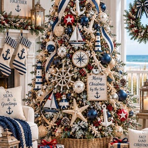 Puede incluir: Un &aacute;rbol de Navidad decorado con adornos n&aacute;uticos que incluyen anclas, veleros, faros, estrellas de mar y una br&uacute;jula. El &aacute;rbol presenta cintas a rayas azules y blancas, esferas azul marino y plateadas, y un letrero que dice Merry Christmas by the Sea.
