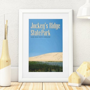 Jockeys Ridge State Park - Outer Banks Reiseposter - Nags Head NC OBX - Retro Reisekunst - Grafikdesign Vertikale Kunst