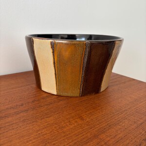 Maceta de cerámica esmaltada vintage con diseño geométrico en tonos marrones y beige - maceta vintage para interiores