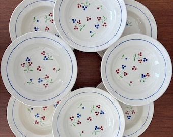 Set van 8 vintage KG Lunéville soepborden met Odile-patroon – rood en blauw bessenmotief – antiek servies
