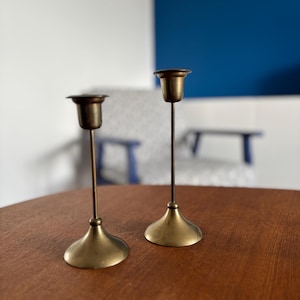 Pair of vintage brass candlesticks – Sleek design – 60s/70s – Chic vintage candle holder for retro decoration and a cozy atmosphere