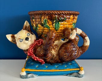 Sculpture d’art chat sur coussin coupe a fruit en barbotine majolique attribué a jerome massier pour vallauris vintage