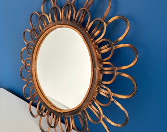 Specchio vintage a forma di fiore in rattan