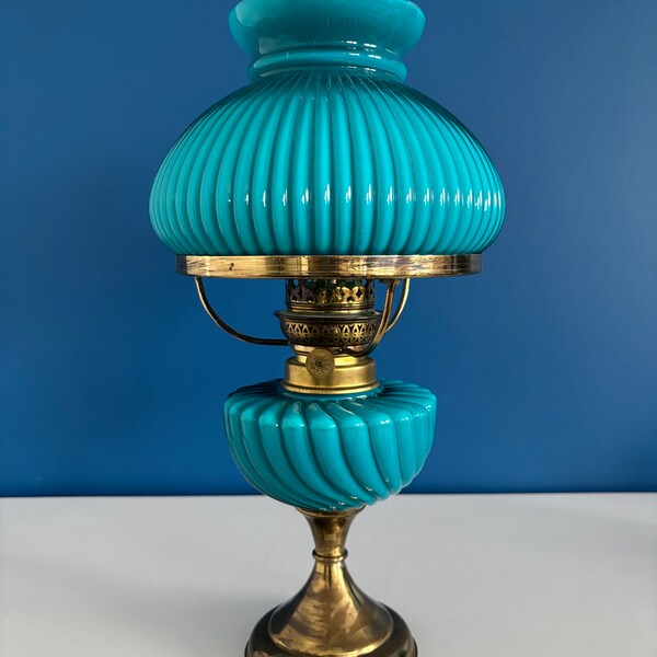 Lampe de table verre opalin  turquoise ancienne lampe a petrole vintage